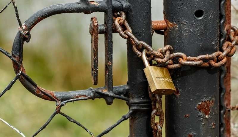 How to Deal with Puzzling Brokers in Ethnographic Fieldwork?